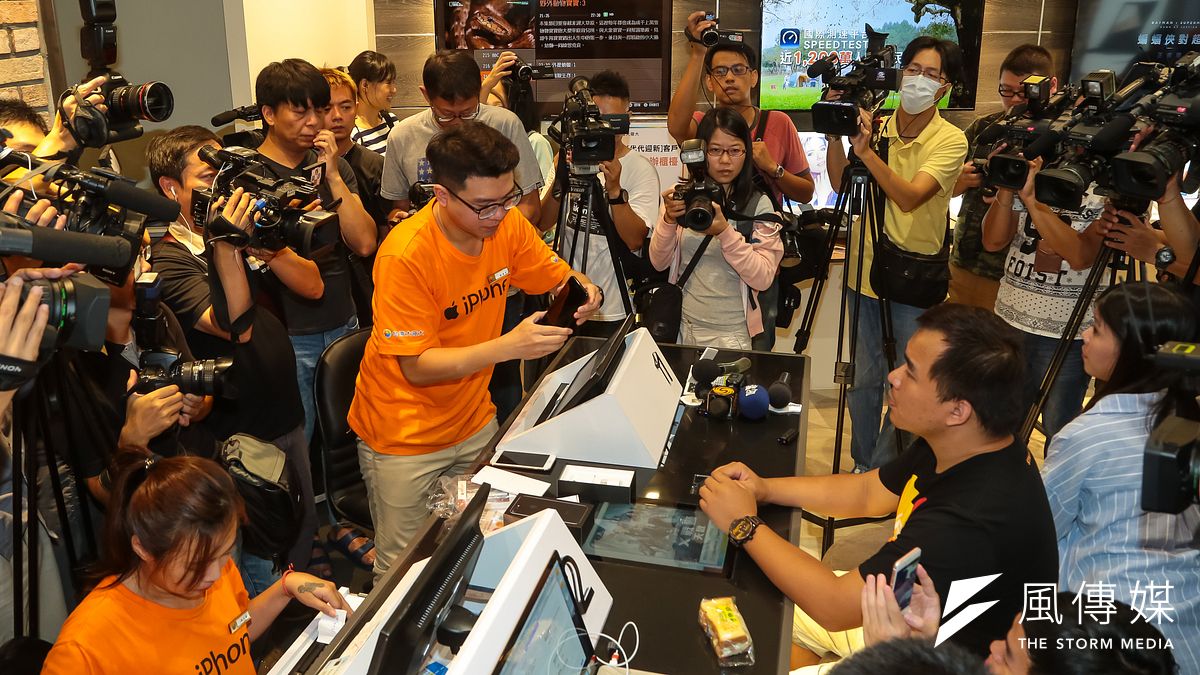 因應499吃到飽方案低價競爭,台灣大哥大加碼推出家用寬頻1個月優惠,全力「固樁」。(示意圖,顏麟宇攝) 因應499吃到飽方案低價競爭,台灣大哥大加碼推出家用寬頻1個月優惠,全力「固樁」。(示意圖,顏麟宇攝)