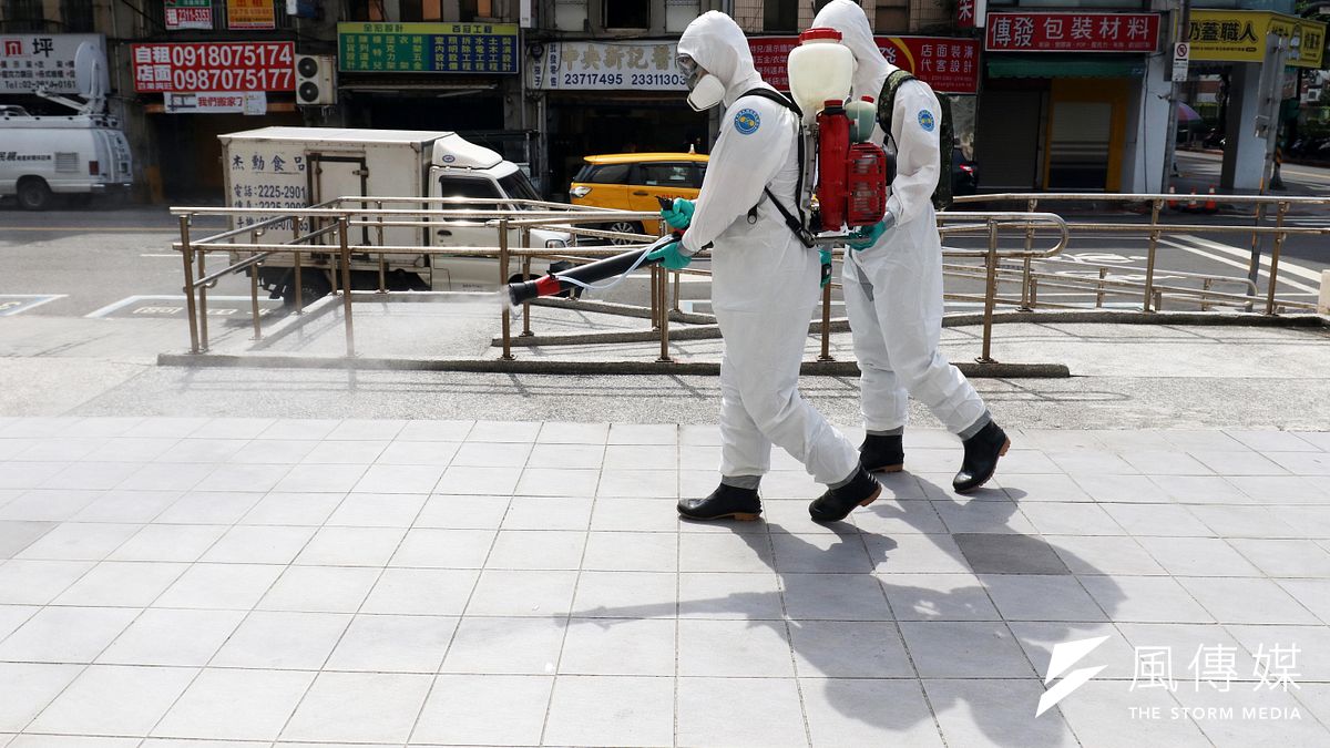 疫情嚴峻,對蔡政府聲望造成影響,媒體人單厚之認為,民眾黨主席柯文哲似乎是這波疫情之下的唯一贏家。示意圖,圖為國軍化學兵協助地方進行清消。(資料照,蘇仲泓攝) 疫情嚴峻,對蔡政府聲望造成影響,媒體人單厚之認為,民眾黨主席柯文哲似乎是這波疫情之下的唯一贏家。示意圖,圖為國軍化學兵協助地方進行清消。(資料照,蘇仲泓攝)