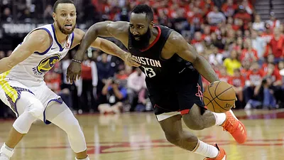 火箭哈登(右)成了教練丹東尼的最愛,也讓丹東尼的妻子蘿蕾兒相當吃醋。 (美聯社)