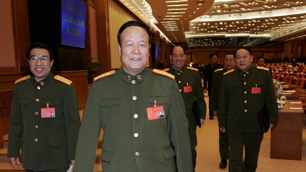 中共中央軍委前副主席郭伯雄(中)傳出即將被調查,左方即是另一名因涉貪腐遭調查、已經死亡的前副主席徐才厚。 中共中央軍委前副主席郭伯雄(中)傳出即將被調查,左方即是另一名因涉貪腐遭調查、已經死亡的前副主席徐才厚。