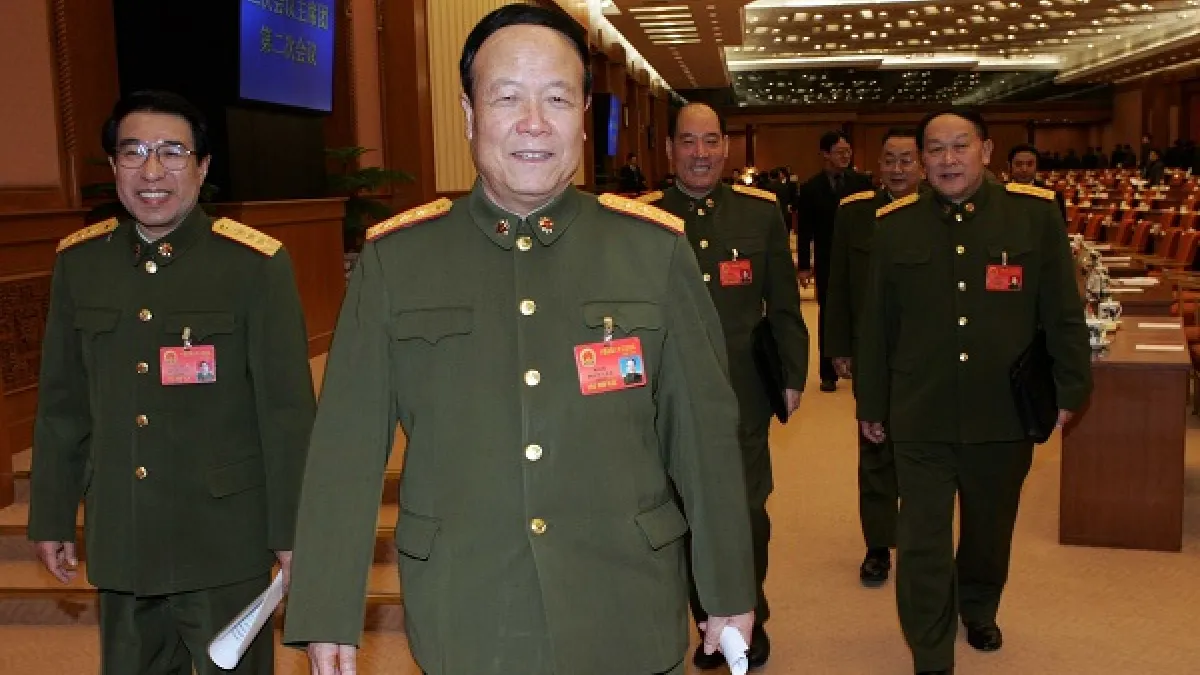 中共中央軍委前副主席郭伯雄(中)傳出即將被調查,左方即是另一名因涉貪腐遭調查、已經死亡的前副主席徐才厚。