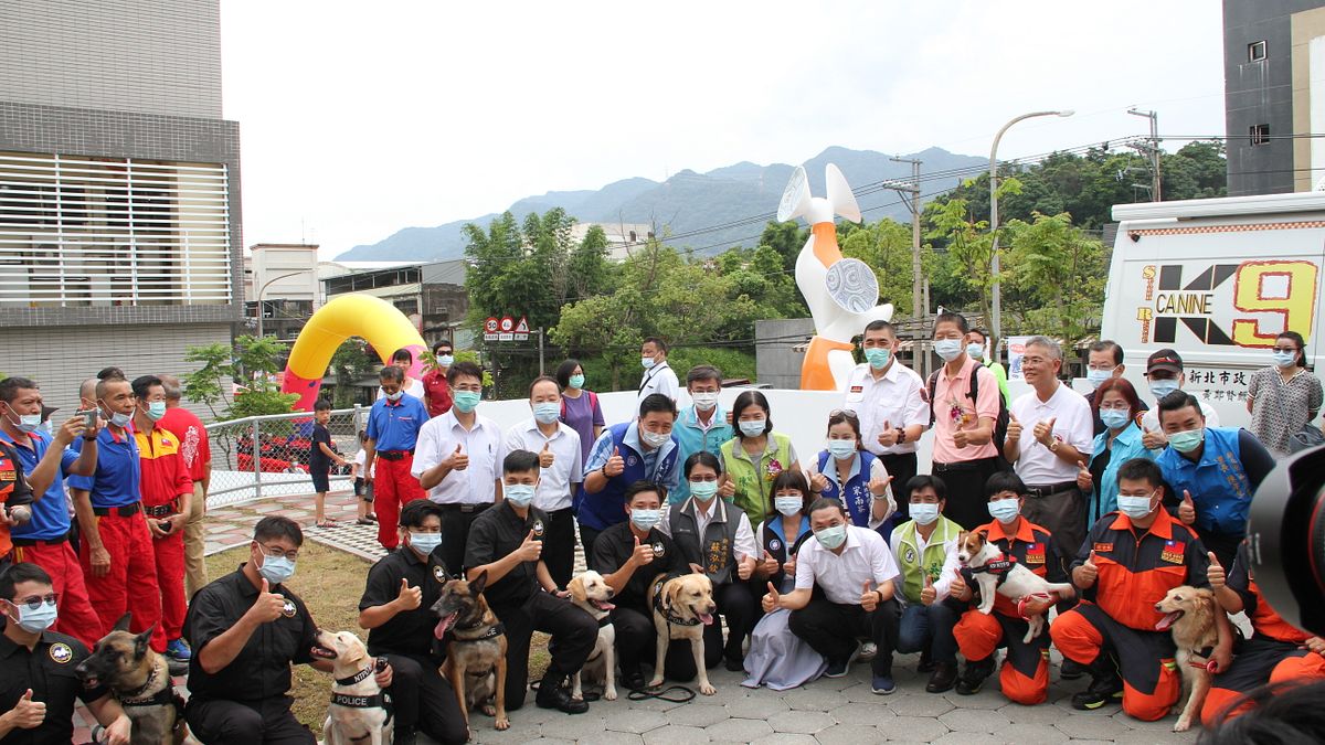 市長侯友宜出席三峽大埔消防警察工作犬綜合駐地聯合啟用典禮,與民意代表及地方仕紳合影 。(圖/新北市警察局提供) 市長侯友宜出席三峽大埔消防警察工作犬綜合駐地聯合啟用典禮,與民意代表及地方仕紳合影 。(圖/新北市警察局提供)