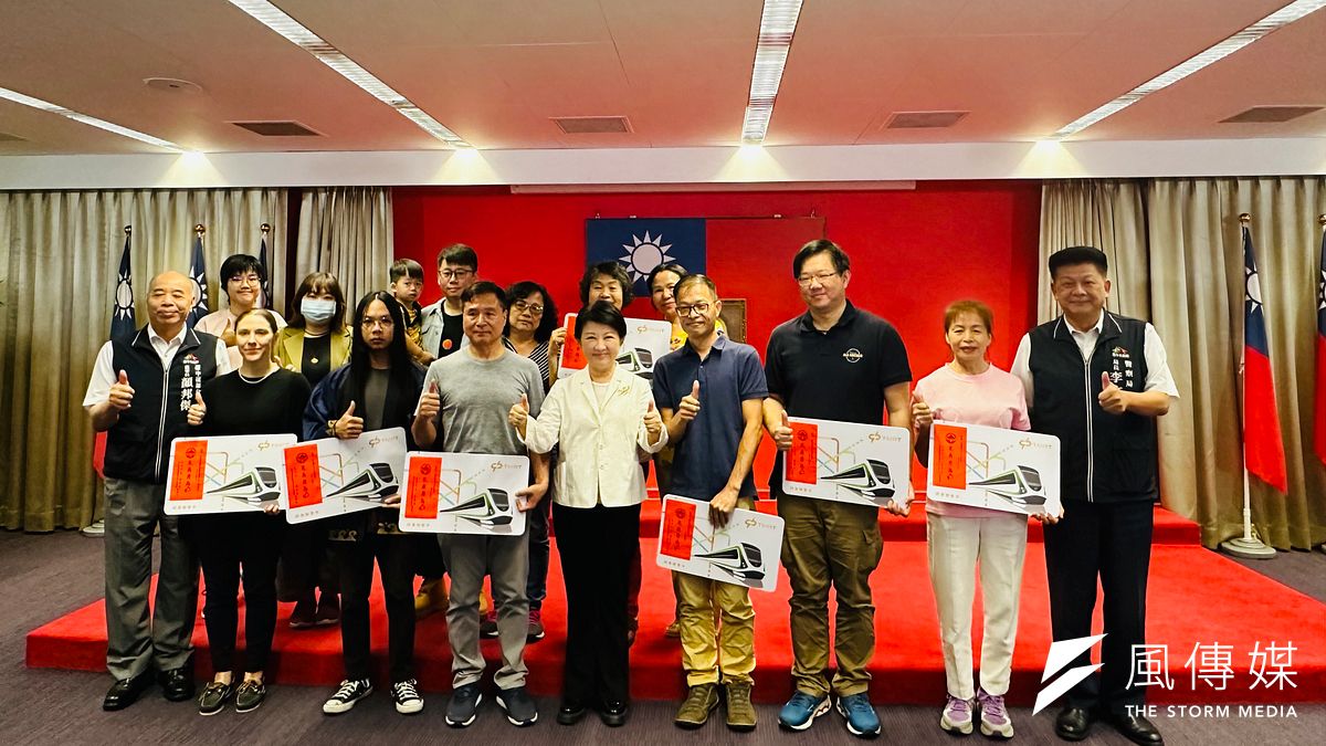 台中市長盧秀燕在市政會議中表揚中捷旅客持刀傷人事件中的英勇民眾,並頒贈「終身榮譽卡」。(圖/王秀禾攝) 台中市長盧秀燕在市政會議中表揚中捷旅客持刀傷人事件中的英勇民眾,並頒贈「終身榮譽卡」。(圖/王秀禾攝)