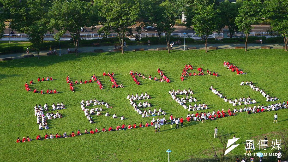 臉書粉絲專頁「尋找李明哲」17日於台北市中央藝文公園進行「CHINA!FREE LI 聲援李明哲人體排字行動」。(陳明仁攝) 臉書粉絲專頁「尋找李明哲」17日於台北市中央藝文公園進行「CHINA!FREE LI 聲援李明哲人體排字行動」。(陳明仁攝)
