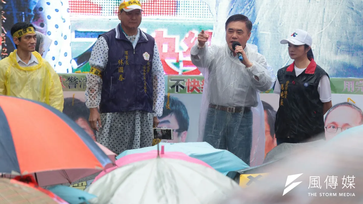 儘管風雨連連,退休軍公教警消人員仍再度上街抗議,並號稱有3萬人到場聲援。郝龍斌到場支持表示,「沒有人反對年金改革!也不在乎權益受損!」(顏振凱攝)