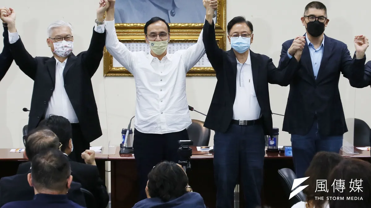 國民黨主席朱立倫(左二)18日在中常會宣布徵召前行政院長張善政(右二)參選桃園市長,卻引發黨內外一片譁然。(資料照,柯承惠攝)