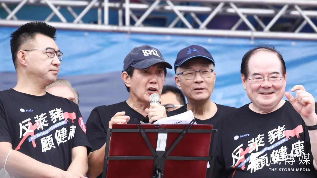 首度參加秋鬥大遊行的的國民黨全黨動員,包括國民黨主席江啟臣(左一)、前總統馬英九(左二)、前主席吳敦義(右二)與國民黨秘書長李乾龍(右一)都出席了。(陳品佑攝)