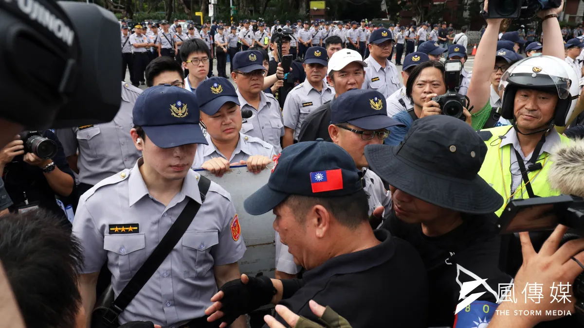 2018年年金改革草案修正,反年改團體八百壯士上午開始在立法院周邊集結。(資料照,蘇仲泓攝)