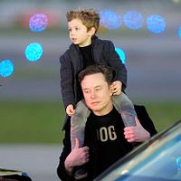 テスラCEOのマスクが息子X Æ A-Xiiとエアフォースワンでフロリダへ向かう。(AP通信) テスラCEOのマスクが息子X Æ A-Xiiとエアフォースワンでフロリダへ向かう。(AP通信)