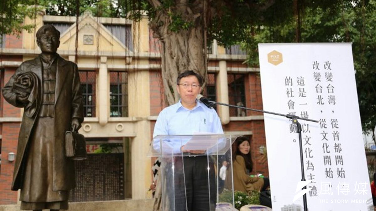 柯文哲在第2站蔣渭水公園進行短講,吸引部分民眾圍觀,柯更一度提到「皇民說」並哽咽,他表示「這個對我父親傷害太大了」。(柯辦提供) 柯文哲在第2站蔣渭水公園進行短講,吸引部分民眾圍觀,柯更一度提到「皇民說」並哽咽,他表示「這個對我父親傷害太大了」。(柯辦提供)