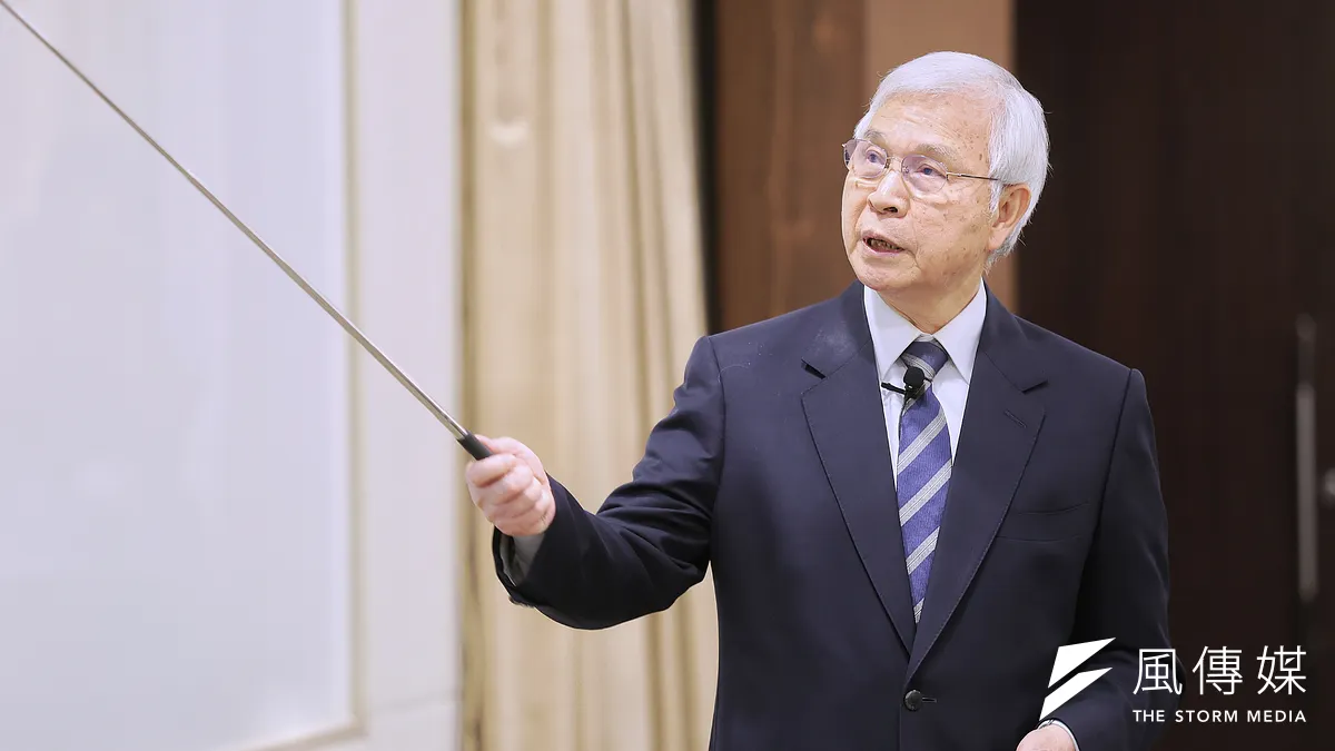 中央銀行總裁楊金龍19日出席央行理監事聯席會議後記者會。(柯承惠攝) 中央銀行總裁楊金龍19日出席央行理監事聯席會議後記者會。(柯承惠攝)