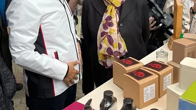 薩谷德茗茶創辦人吳光惠(中)與市長侯友宜合影。(圖/新北市原民局提供)