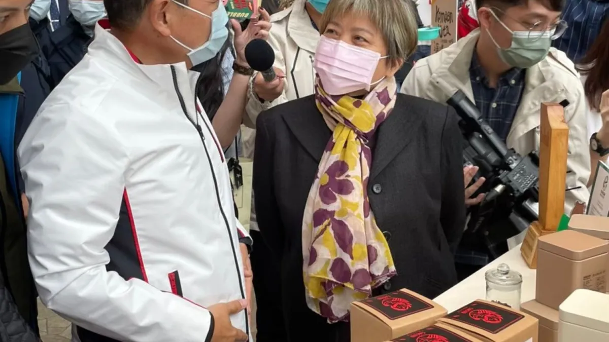 薩谷德茗茶創辦人吳光惠(中)與市長侯友宜合影。(圖/新北市原民局提供)
