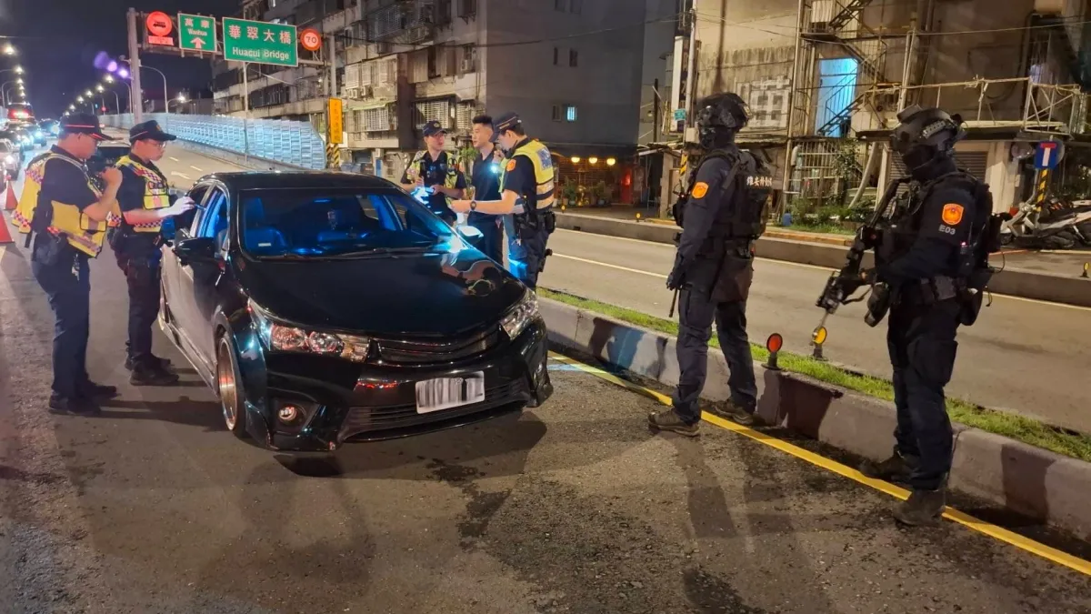 新北警執行取締毒駕路檢勤務。(圖/新北警察局)