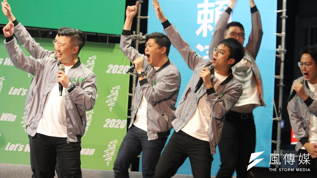 民進黨由14名台派青年共組「3+14青年議員全國助選團」,在造勢晚會上表演競選歌曲《亮點》、《自信勇敢咱的名》組曲。(黃信維攝) 民進黨由14名台派青年共組「3+14青年議員全國助選團」,在造勢晚會上表演競選歌曲《亮點》、《自信勇敢咱的名》組曲。(黃信維攝)