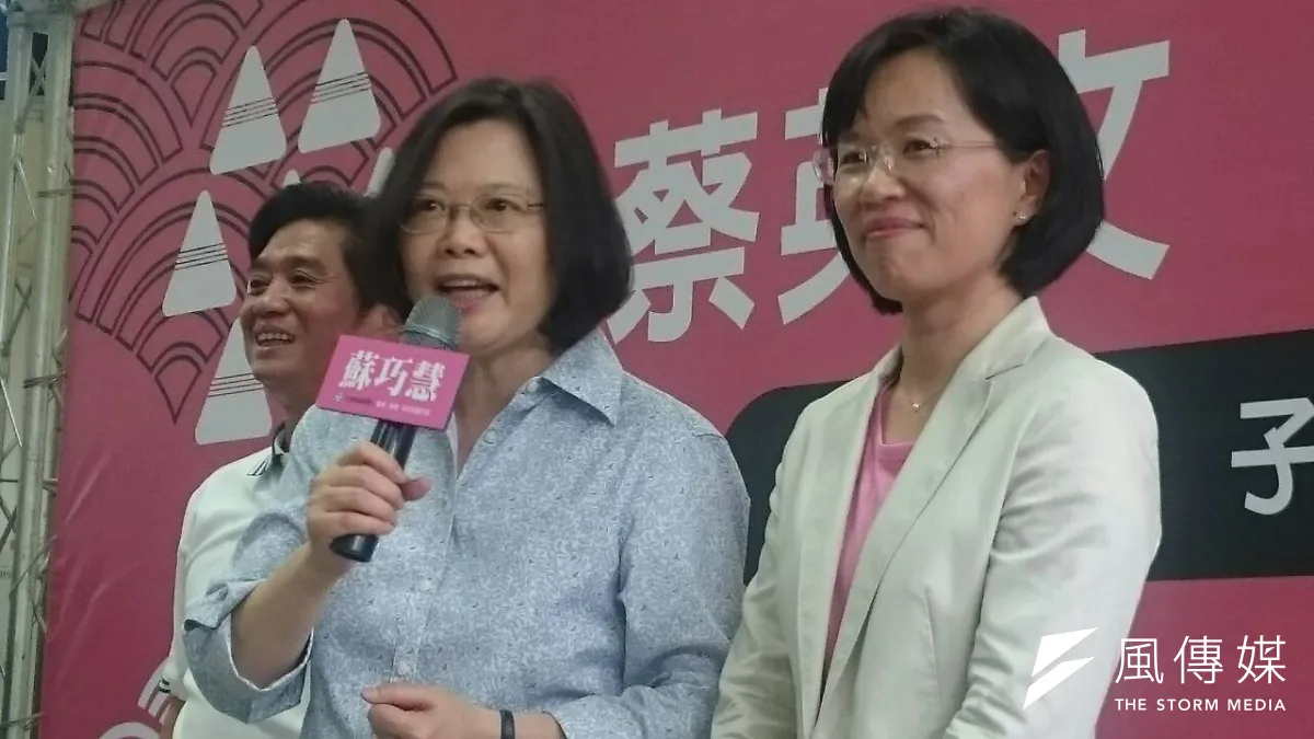 民進黨總統參選人蔡英文(中)與立委參選人蘇巧慧(右)、吳琪銘(左)14日出席親子做香包的端午節活動。(林瑋豐攝)