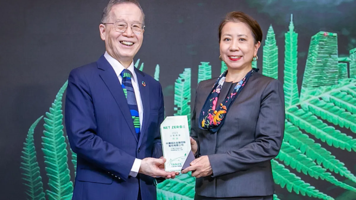中信金控積極實踐2050年淨零排碳目標,今日獲頒淨零標章綠級認證,由台灣永續能源研究基金會董事長簡又新(左)頒發予中信金控幕僚長高麗雪(右)。(圖/中信金控提供)
