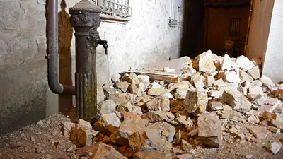 義大利中部26日再傳強震,不少建築物崩塌(AP)