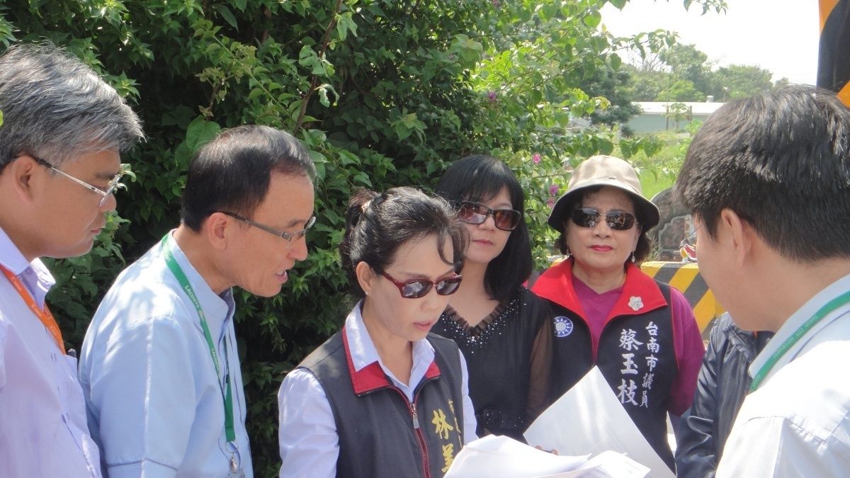 南山公墓出入口狹小 南市議會民政委員會現勘促改善 南山公墓出入口狹小 南市議會民政委員會現勘促改善