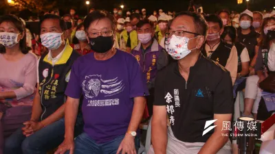 國民黨新竹市副議長余邦彥(右一)19日出席民眾黨新竹市長候選人高虹安「新竹找安,黃金之夜」造勢大會。(資料照,顏麟宇攝)