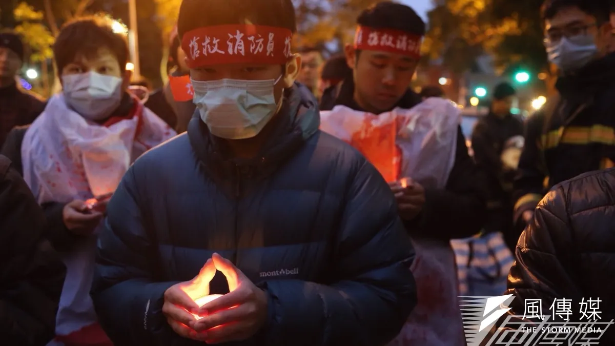 為要求改善消防員設備,消防員下午到內政部前抗議,晚間更轉到總統官邸前靜坐。(楊子磊攝)