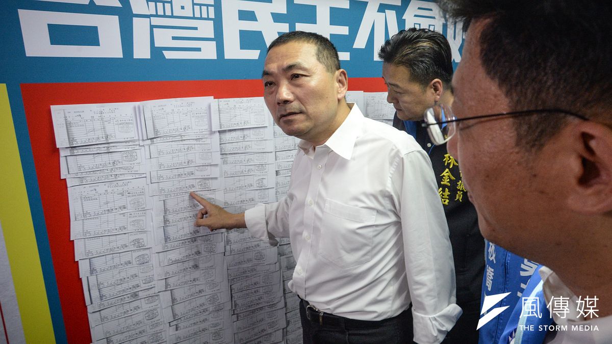 國民黨新北市長參選人侯友宜因為妻子娘家一棟租給文化大學的樓被圍攻。圖為侯拿出滿牆發票證明並無不法。(甘岱民攝) 國民黨新北市長參選人侯友宜因為妻子娘家一棟租給文化大學的樓被圍攻。圖為侯拿出滿牆發票證明並無不法。(甘岱民攝)
