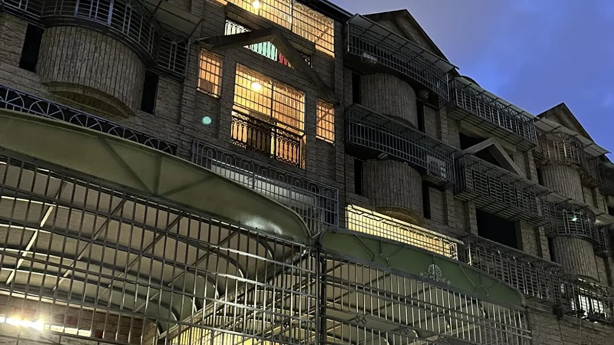 一名網友發文表示,鄰居家中連續7天都沒關燈,令他不禁疑惑「該注意些什麼」?(圖/翻攝自 爆廢公社二館) 一名網友發文表示,鄰居家中連續7天都沒關燈,令他不禁疑惑「該注意些什麼」?(圖/翻攝自 爆廢公社二館)