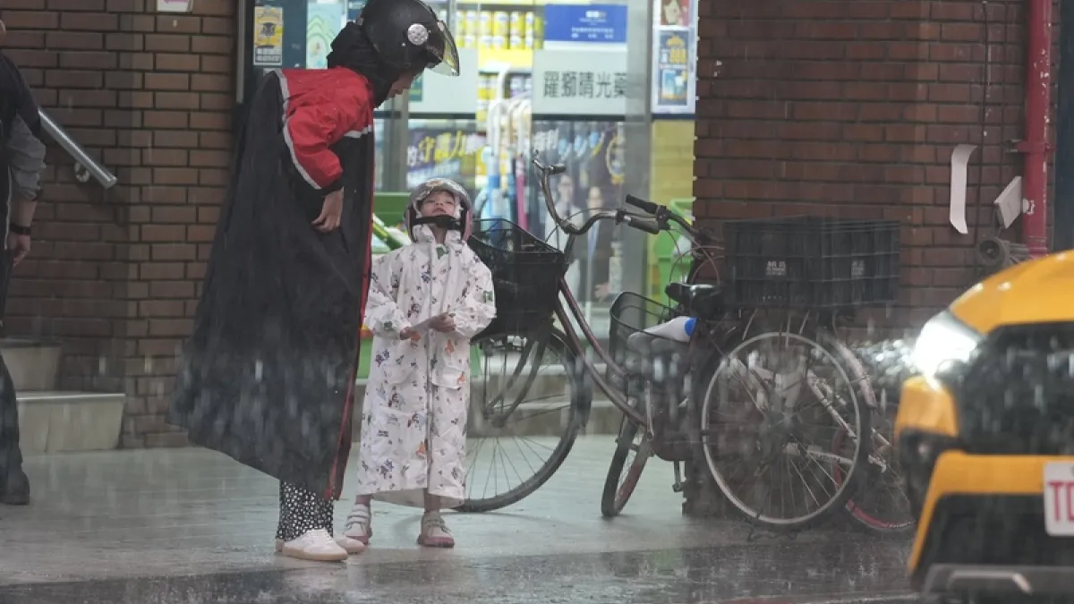 台風18号(ソウデル)と台風24号(クロヴァン)の影響で、台湾では大気の状態が不安定となり、13県市に大雨特報が発表された。(写真/中央社・徐肇昌記者)