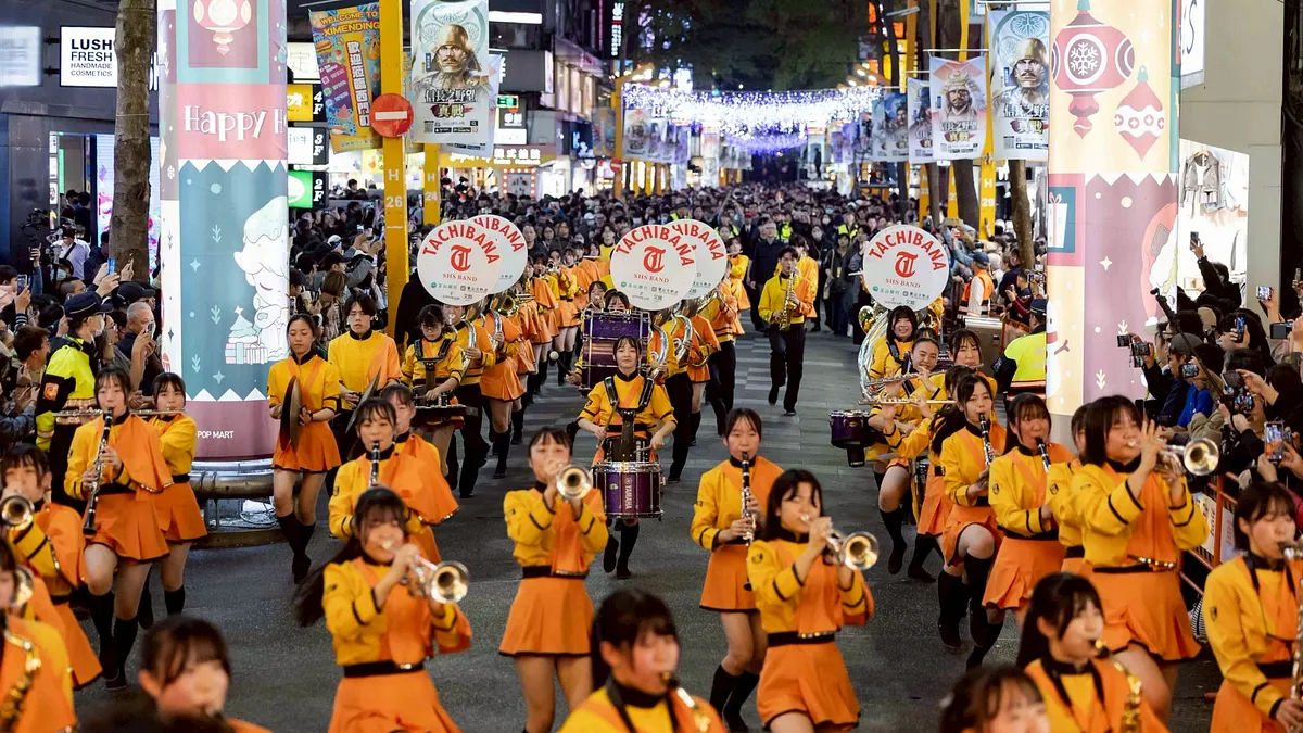 台北・西門町で18日、京都橘高校吹奏楽部「オレンジの悪魔」、東京農大二高吹奏楽部「エメラルドナイツ」、荘敬高職楽儀旗隊の三校が初の合同ストリート演奏を行い、沿道に3万人超の観客が集まった。(写真/文化総会提供) 台北・西門町で18日、京都橘高校吹奏楽部「オレンジの悪魔」、東京農大二高吹奏楽部「エメラルドナイツ」、荘敬高職楽儀旗隊の三校が初の合同ストリート演奏を行い、沿道に3万人超の観客が集まった。(写真/文化総会提供)