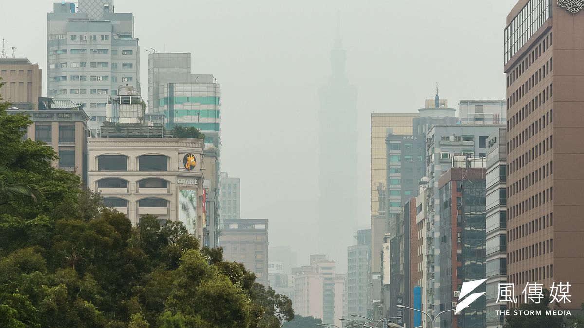 台北市霾害街景。(顏麟宇攝) 台北市霾害街景。(顏麟宇攝)