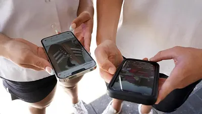 作者認為,網絡上低質量信息泛濫的狀況表明現代科技,特別是社交媒體,對人們日常生活的深遠影響和潛在的危害。(AP)