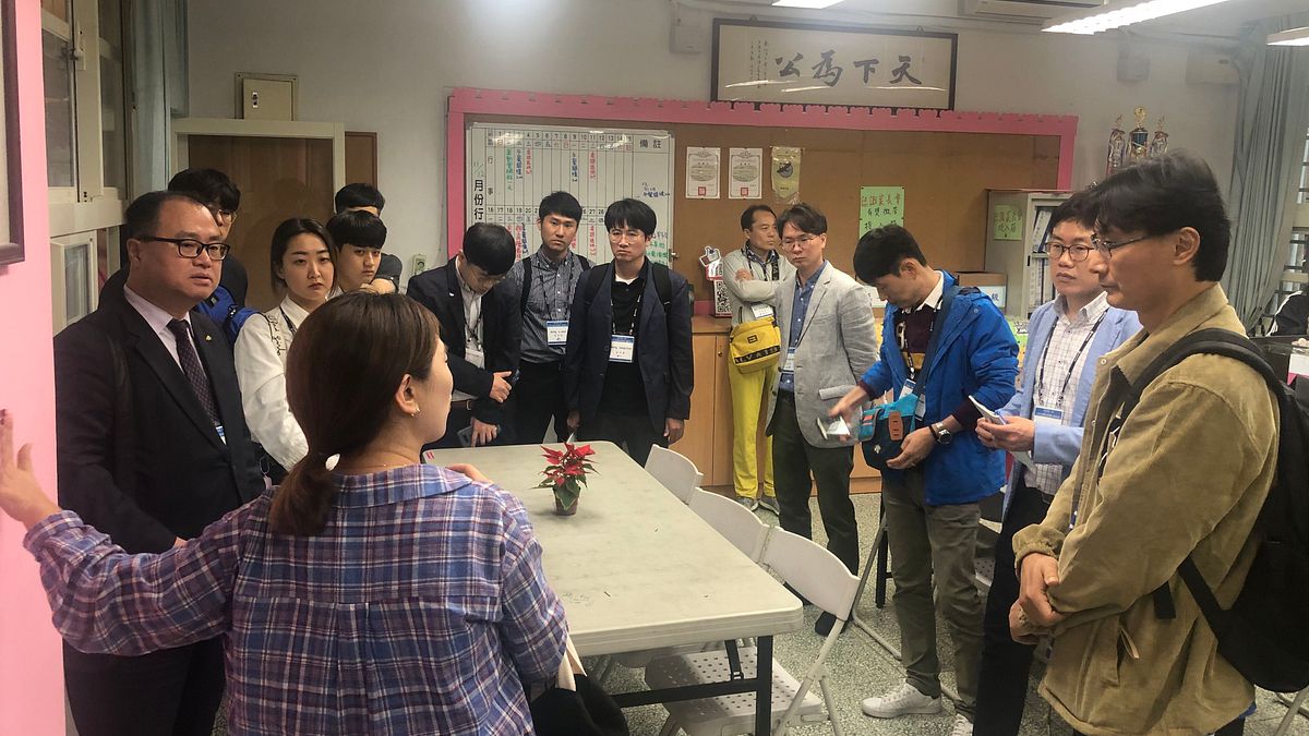 韓國教育部及國立釜山、大邱大學等學校代表組成「韓國耐震能力提升參訪團」蒞臨新北市新店區大豐國小參訪,針對校舍耐震補強經驗及今(108)年啟動的「新北校舍美強生計畫」交流學習。 (圖/新北市教育局提供) 韓國教育部及國立釜山、大邱大學等學校代表組成「韓國耐震能力提升參訪團」蒞臨新北市新店區大豐國小參訪,針對校舍耐震補強經驗及今(108)年啟動的「新北校舍美強生計畫」交流學習。 (圖/新北市教育局提供)