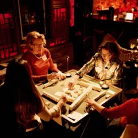 在紐約,Mahjong Palace每個月都會在Tribeca和一些畫廊舉辦活動。(華爾街日報) 在紐約,Mahjong Palace每個月都會在Tribeca和一些畫廊舉辦活動。(華爾街日報)