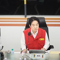 台風が接近し、総統と閣僚は大リコールの演説支援を一時中断。写真は総統賴清德(右)と行政院長卓榮泰(左)が中央災害対策センターを視察する様子。(写真/柯承惠撮影) 台風が接近し、総統と閣僚は大リコールの演説支援を一時中断。写真は総統賴清德(右)と行政院長卓榮泰(左)が中央災害対策センターを視察する様子。(写真/柯承惠撮影)