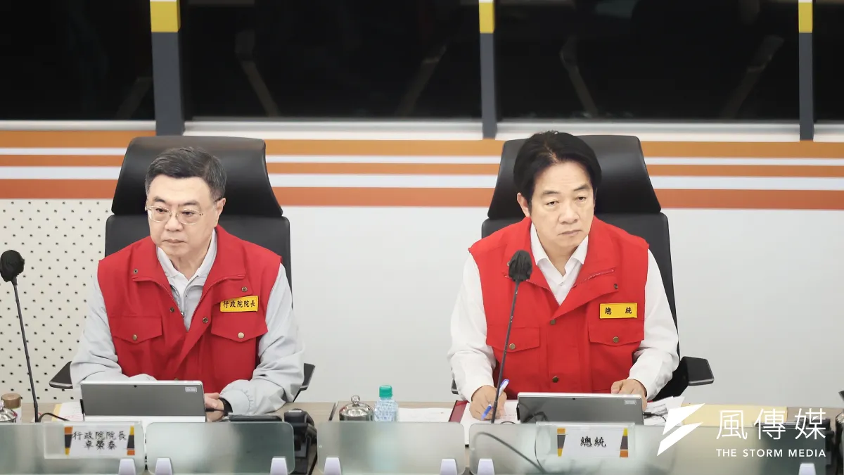 颱風來襲,總統閣揆終於暫緩為大罷免開講助功。圖為總統賴清德(右)、行政院長卓榮泰(左),視察中央災害應變中心。(柯承惠攝)