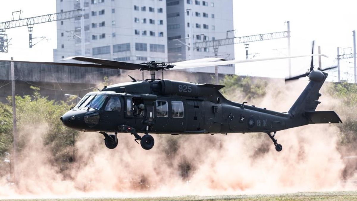 國軍29日上午發生F-5E戰機失事意外,但戰備周仍持續進行。圖為黑鷹直升機降落新竹高鐵站旁空地。(取自軍聞社) 國軍29日上午發生F-5E戰機失事意外,但戰備周仍持續進行。圖為黑鷹直升機降落新竹高鐵站旁空地。(取自軍聞社)