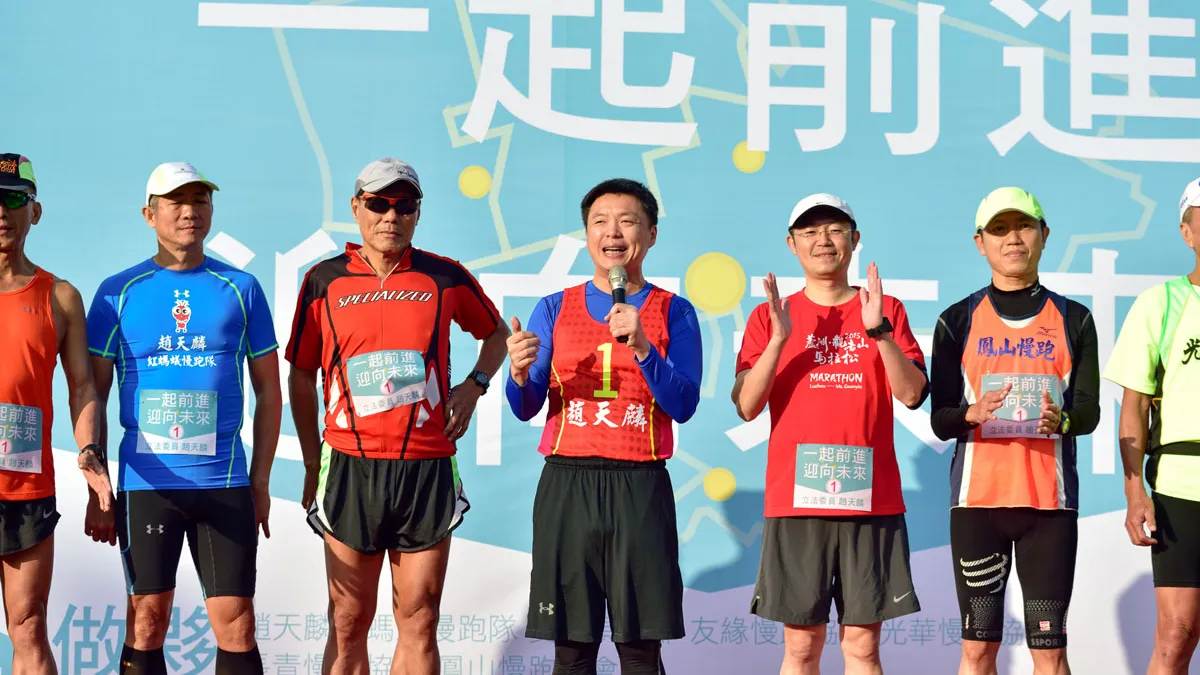 趙天麟路跑掃街拜票。(趙天麟聯合競選總部提供)