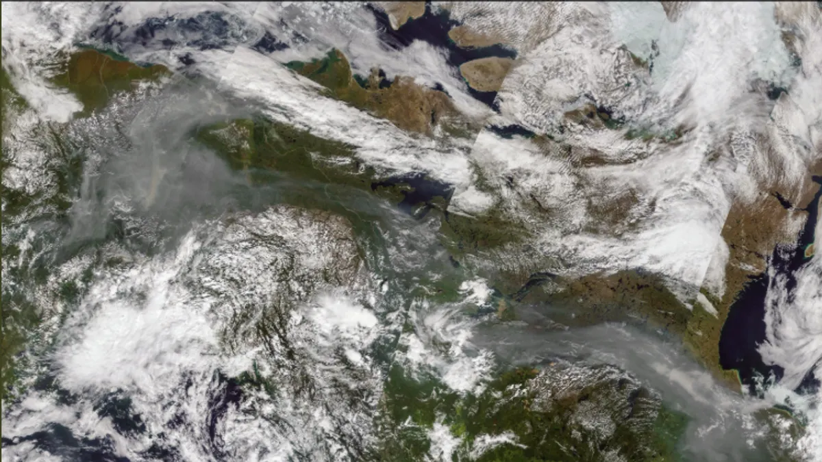 北極圈多處近日遭野火肆虐,排放大量二氧化碳進大氣之中,恐加劇全球暖化(截自Pierre Markuse推特)