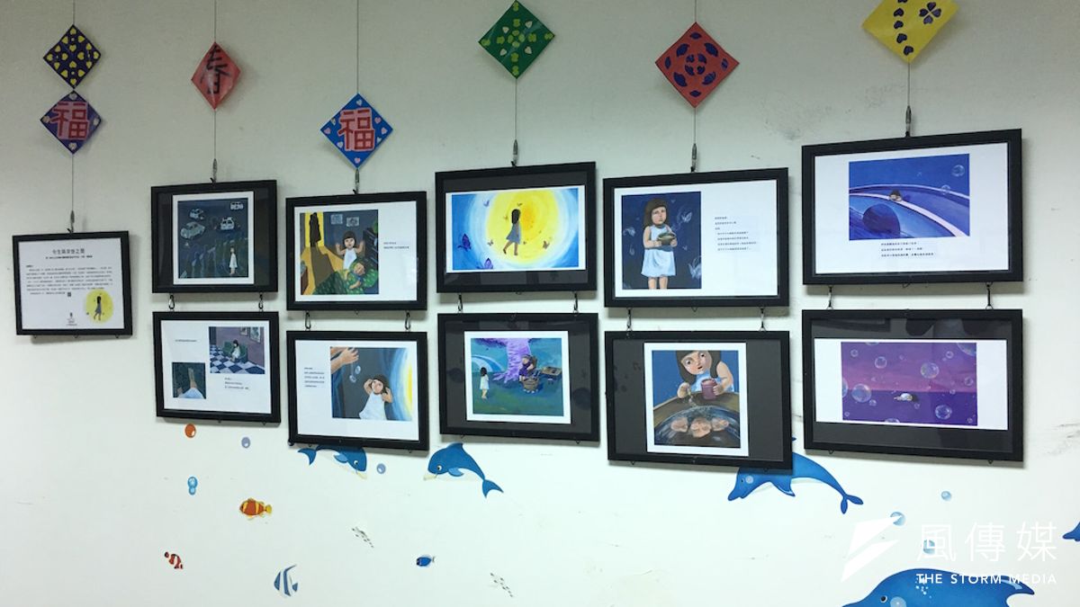 東港家庭福利服務中心結合張啟華文化藝術基金會即日起在中心走廊,佈置了行動美術館,結合安寧關懷、藝術與生命教育的推廣。(圖/徐炳文攝) 東港家庭福利服務中心結合張啟華文化藝術基金會即日起在中心走廊,佈置了行動美術館,結合安寧關懷、藝術與生命教育的推廣。(圖/徐炳文攝)