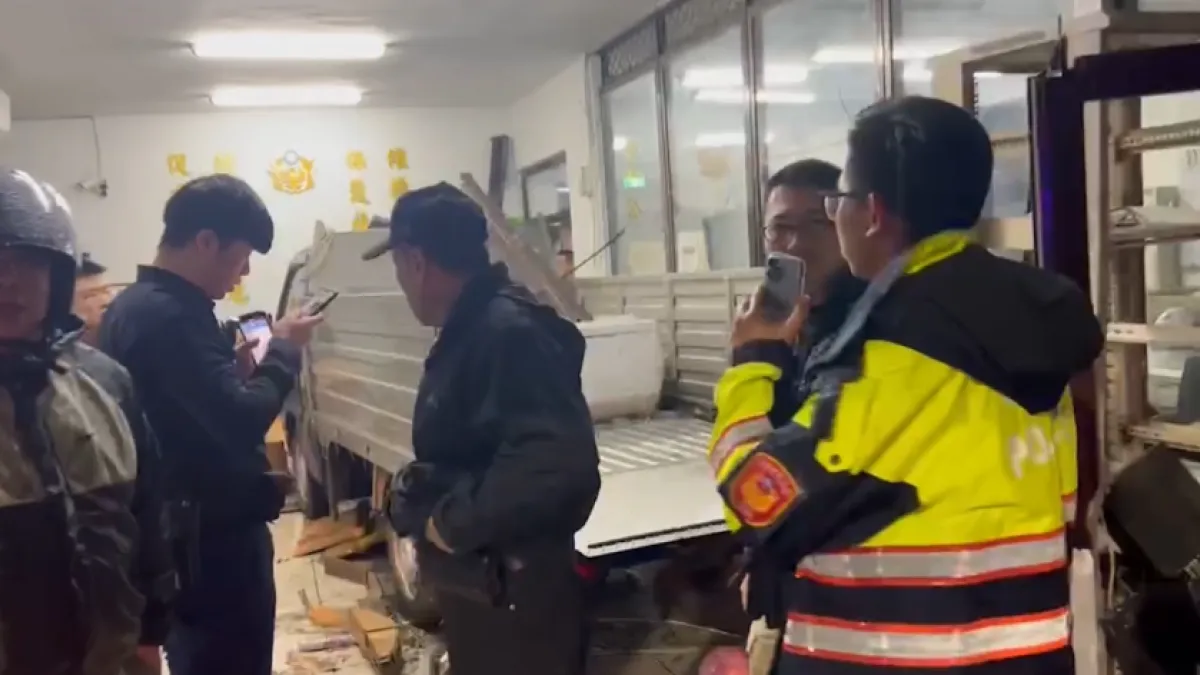 基隆市第三警分局八堵分駐所遭撞後的慘況。(圖/翻攝自記者爆料網)