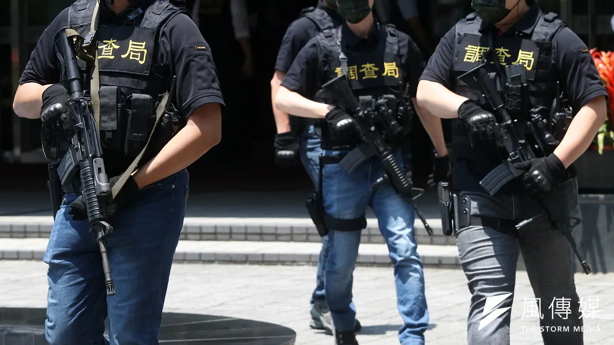 調查局北機站緝毒組因裝有光學瞄具的突擊步槍、戰術背心、腿掛槍套等裝具,和一般單位調查官相比,人員更具槍械使用、戰術運用素養,近年早已成為毒品銷毀車隊和典禮現場戒護的主力。(蘇仲泓攝)