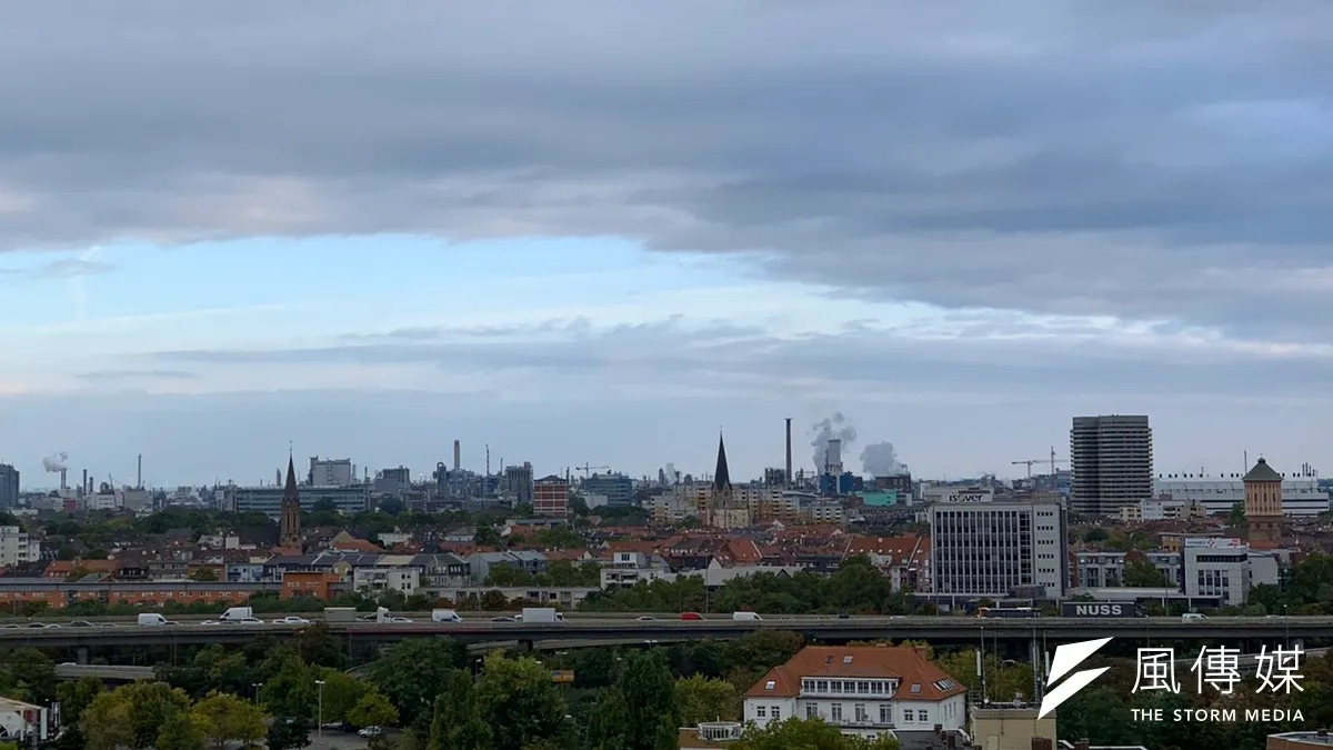 巴斯夫路德維希港園區,佔地10平方公里,遠處即可見廠房及煙囪。(尹俞歡攝)