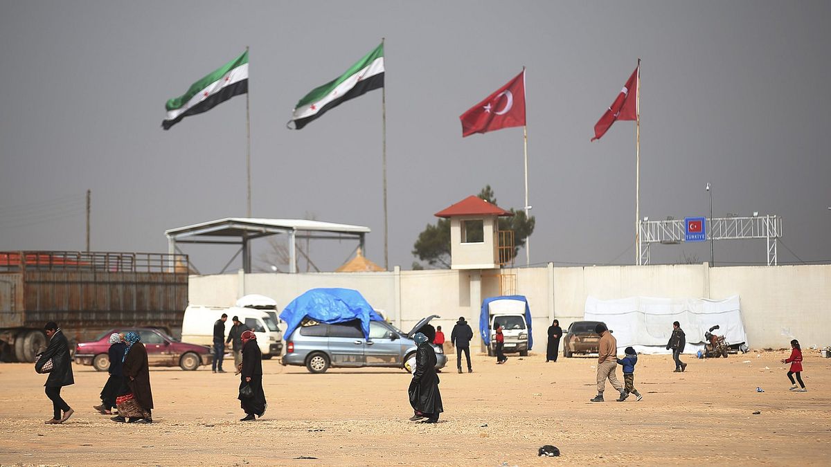 正通過土敘邊境,進入土耳其國境的敘利亞難民。(美聯社) 正通過土敘邊境,進入土耳其國境的敘利亞難民。(美聯社)