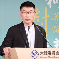 陸委会副主任委員の梁文傑は7月3日、定例記者会見を主催し、中国出身配偶者が新たに台湾身分を取得した後、3カ月以内に中国除籍を行わない場合、その台湾身分を取り消すことを説明した。(楊騰凱撮影) 陸委会副主任委員の梁文傑は7月3日、定例記者会見を主催し、中国出身配偶者が新たに台湾身分を取得した後、3カ月以内に中国除籍を行わない場合、その台湾身分を取り消すことを説明した。(楊騰凱撮影)