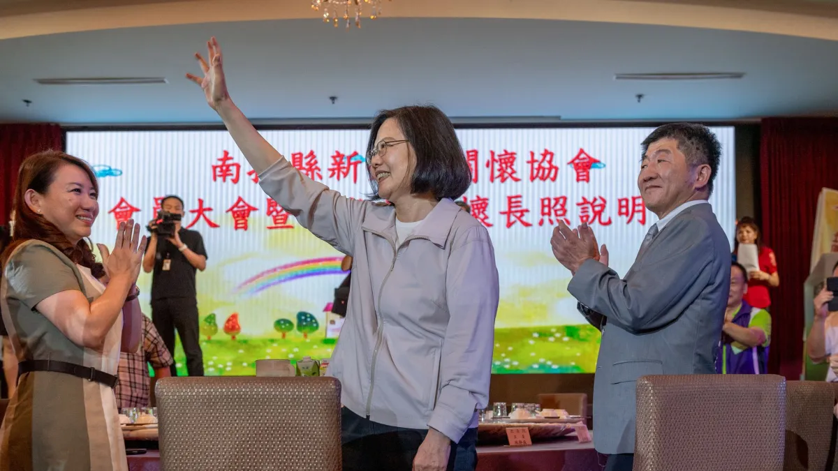 總統蔡英文(中)晚間參加南投縣新住民關懷長照說明會。(取自蔡英文臉書)