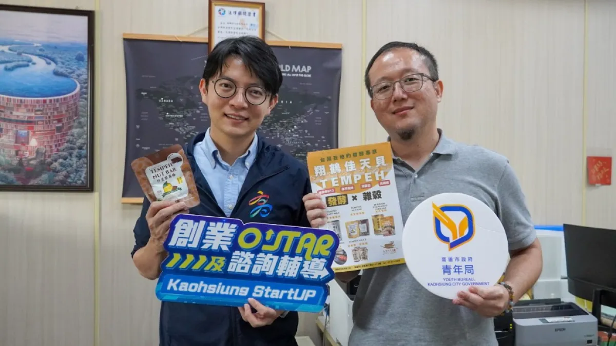 青年局長林楷軒(左)參訪仁武「翔鶴佳生技有限公司」,由創辦人鄭翔才(右)導覽發酵製程與廠區環境,了解團隊從企業健診到參與大型展會的發展歷程。(圖/高市青年局)