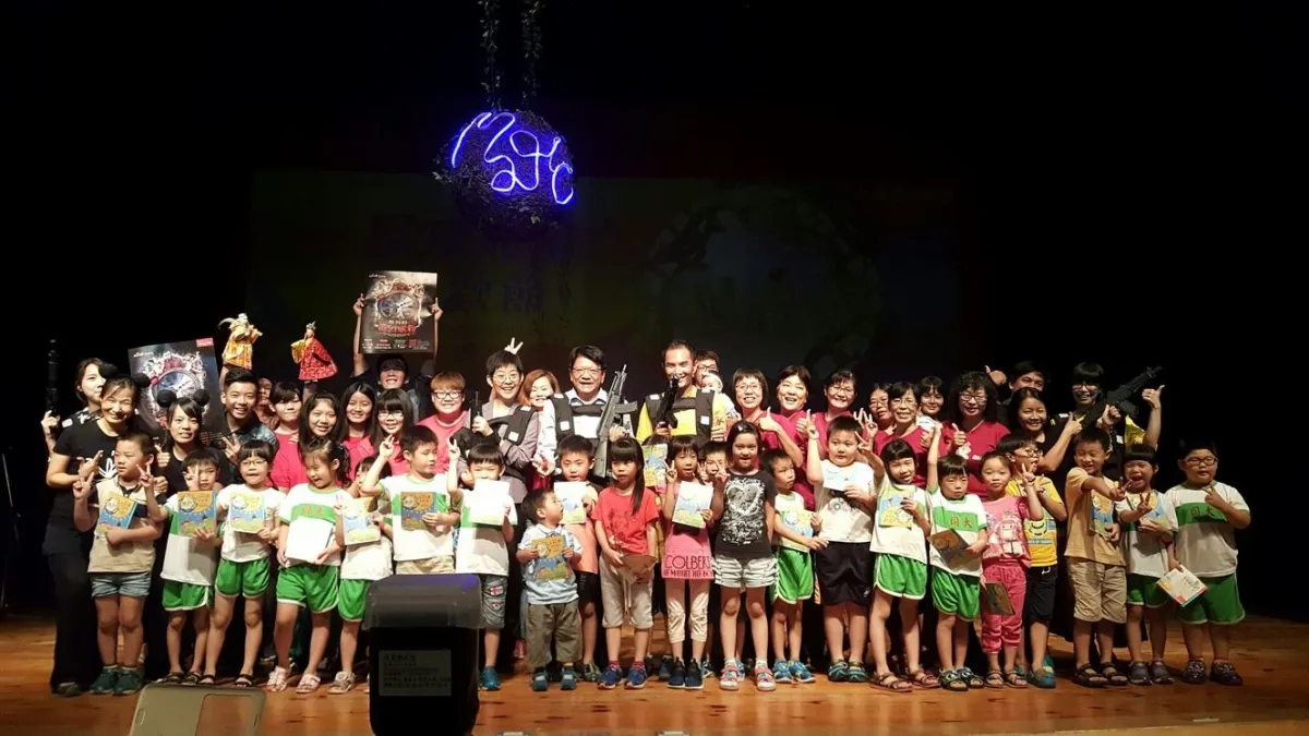 屏東縣政府推出最「Magic」的兒童套餐,從7月7日起至8月19日登場的兒童狂歡節,有結合科技教育與趣味的生存遊戲、VR體驗、創意積木聯展、兒童戲劇、童玩市集等一系列活動,要讓孩子們玩翻整個暑假。(圖/屏東縣政府提供)