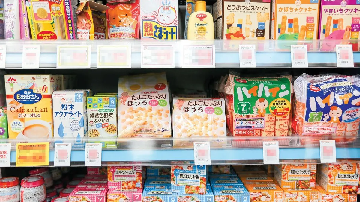 幼兒副食品料理包清楚標示使用年齡,口味選擇多。7 個月以上寶寶吃的米餅,有好多可愛的造型。在藥妝店也能找到吸鼻器、餵藥果凍、幼兒退熱貼。(圖/健行文化提供)