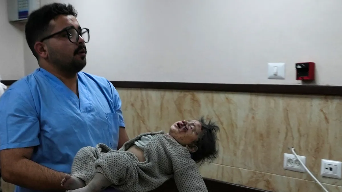 2023年12月23日,在以色列轟炸加薩走廊時受傷的巴勒斯坦孩童被送往加薩的一間醫院。(AP)