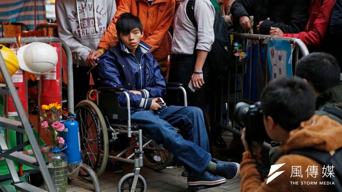 黃之鋒因絕食身體虛弱,已用輪椅代步。(美聯社) 黃之鋒因絕食身體虛弱,已用輪椅代步。(美聯社)